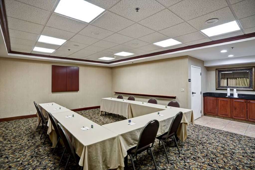Hampton Albany-wolf Road Hotel